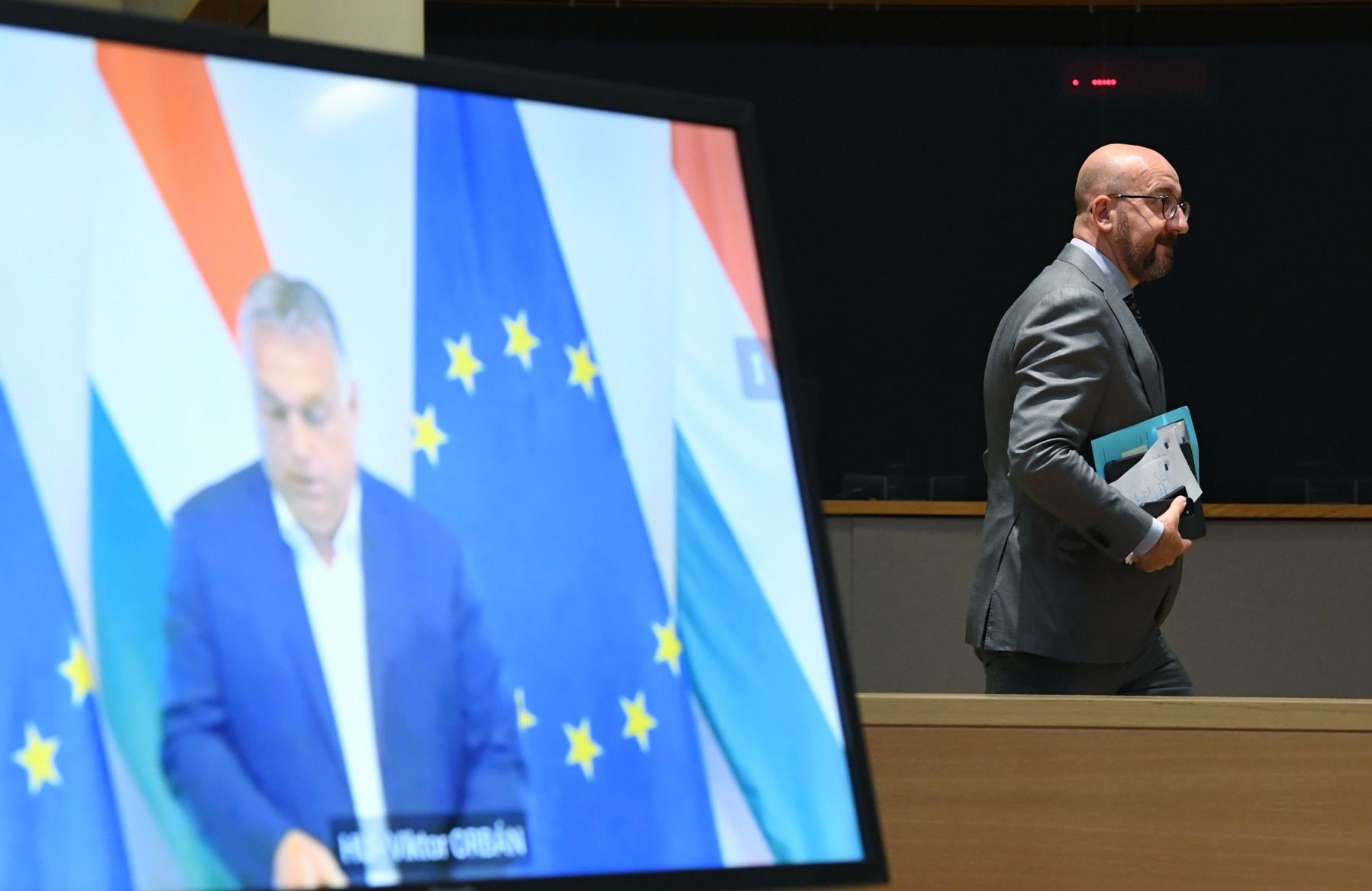 Comisia Europeană pregătește interzicerea importurilor de petrol din Rusia, o măsură menită să contracareze extenderea războiului din Ucraina, dar care vizează, totodată, să evite complicarea situației economice în timpul crizei politice din Ungaria