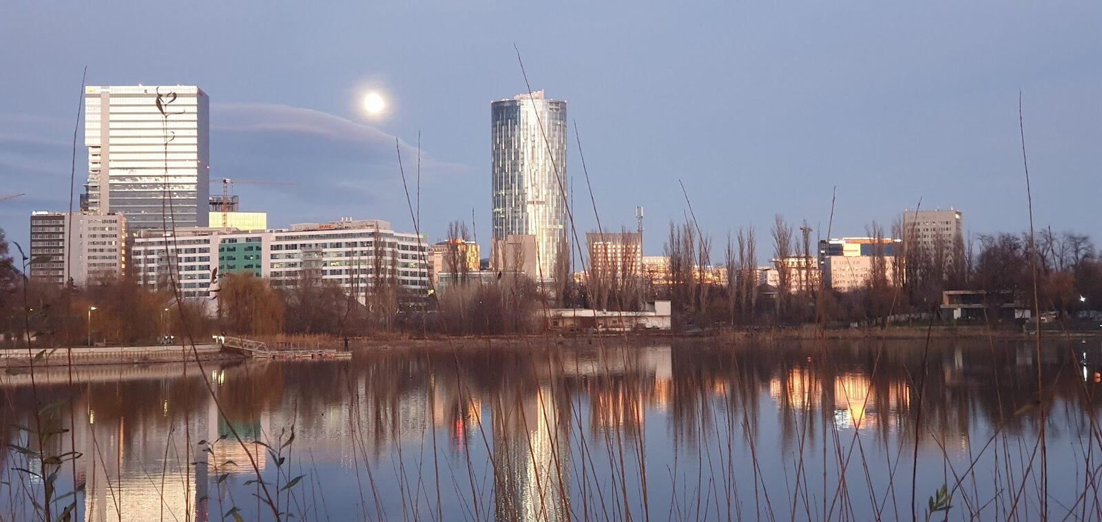 Anul 2025 a adus o stagnare nemaiîntâlnită pentru piața de birouri din București, marcând primul an fără livrări de noi proiecte de peste două decenii