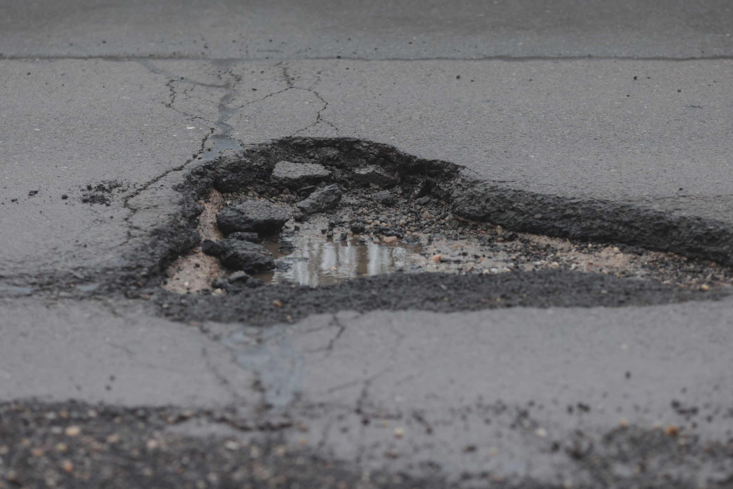 Din cauză că temperaturile au rămas scăzute și în această iarnă, străzile din București se confruntă cu o situație dificilă, după recentele episoade de ninsori