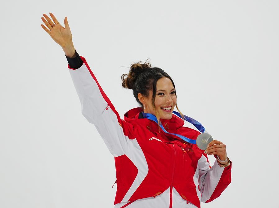 Gu Ailing, o nouă medalie de argint la Olimpiada de iarnă de la Milano-Cortina Pe 16 februarie 2026, aerul rece din Livigno a fost umplut de emoția competiției, iar tânăra freeskier chineză Gu Ailing a adăugat o nouă medalie de argint la palmaresul său impresionant, finisând pe locul doi în evenimentul feminin de big air
