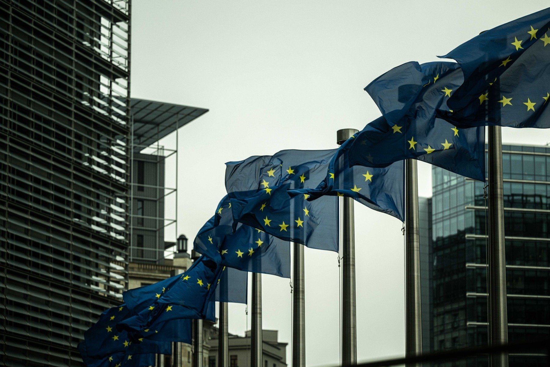 Autoritatea pentru Concurență a Uniunii Europene își intensifică scrutinul asupra gigantului american Meta, compania-mamă a platformei WhatsApp, într-un context în care competiția pe piața serviciilor de mesagerie instantanee devine tot mai tensionată