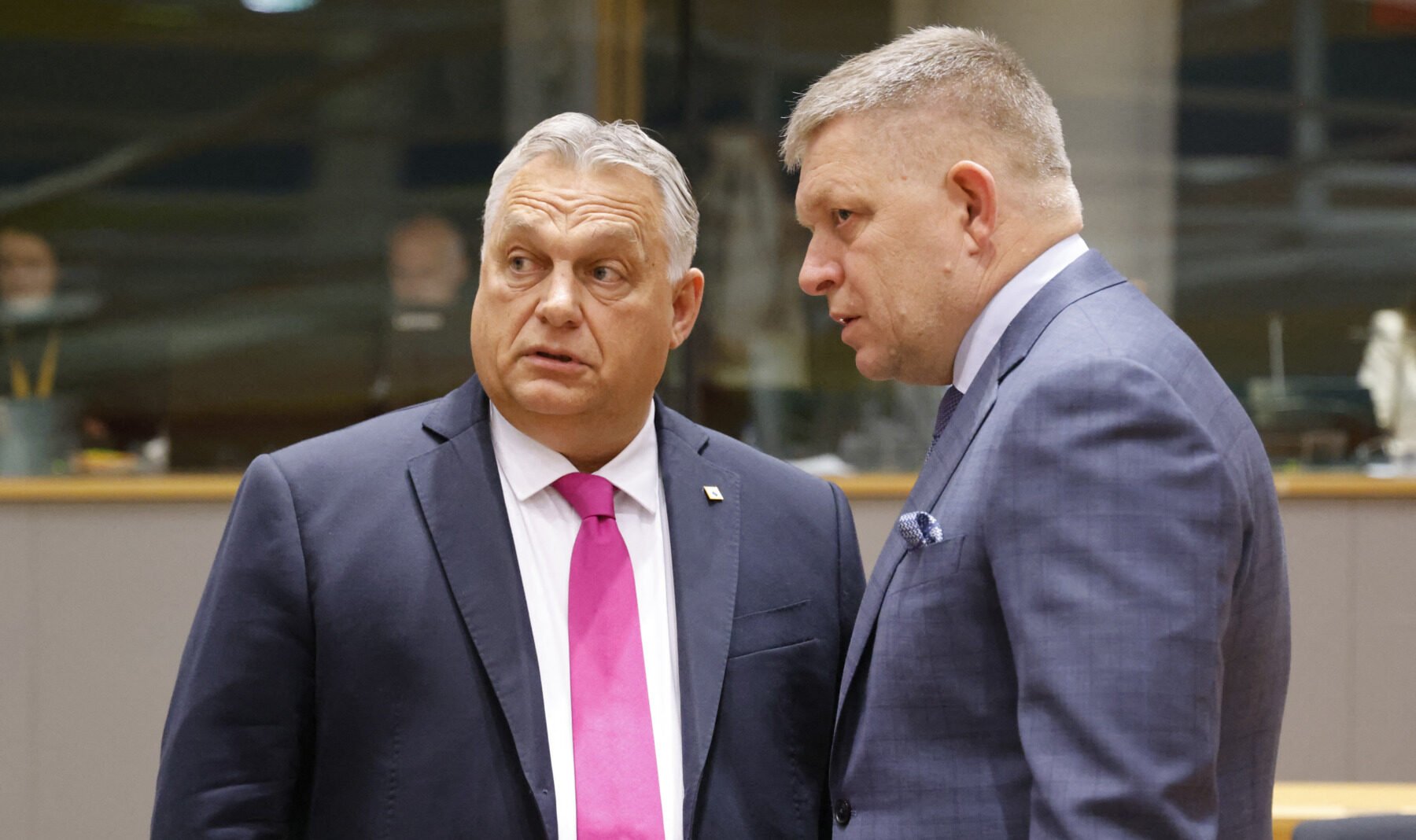 Premierul slovac Robert Fico a făcut un anunț cu impact major asupra contextului geopolitic european, indicând că este gata să urmeze exemplul Ungariei și să blocheze împrumutul de 90 de miliarde de euro acordat Ucrainei de către Uniunea Europeană, dacă partidul Fidesz al premierului maghiar Viktor Orbán va pierde alegerile din această țară