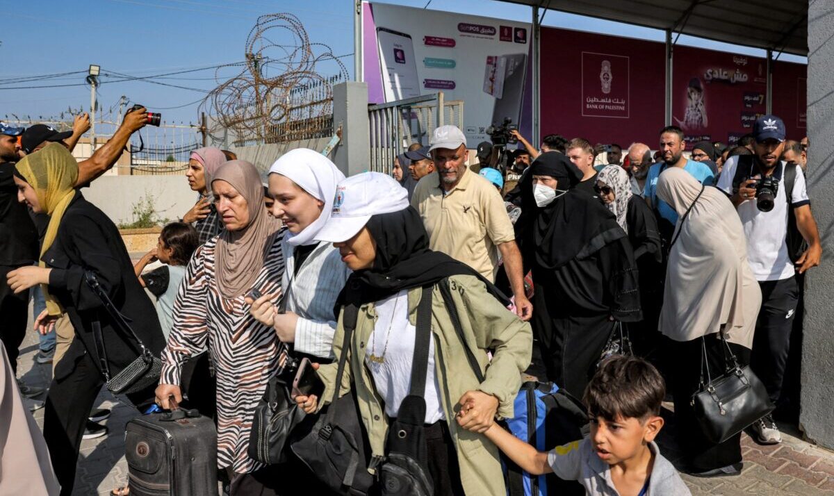 Palestinienii au început să pășească din nou pe la punctul de trecere a frontierei Rafah, după mai mult de trei luni de închidere aproape totală