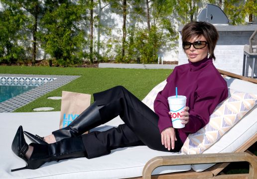Lisa Rinna Dezvăluie Detalii Șocante din Viața ei în Noua Memoriu Lisa Rinna, o figură emblematică a reality show-ului „Real Housewives of Beverly Hills”, a stârnit controverse recent prin dezvăluirile din noua sa memoriu, intitulat „You Better Believe I’m Gonna Talk About It”