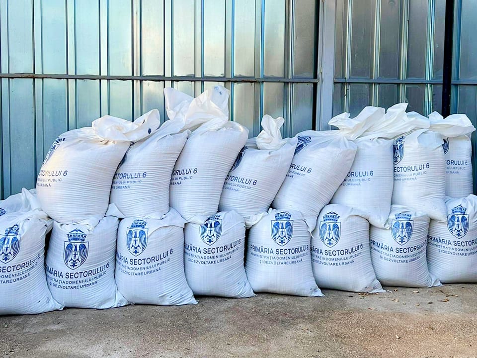 Primăria Sectorului 1 al Capitalei vine în sprijinul cetățenilor în contextul prognozelor meteo extreme, distribuind gratuit material antiderapant asociațiilor de proprietari