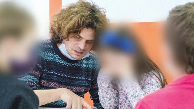 Kristof Lajos, profesor condamnat pentru agresiuni sexuale, își vede pedeapsa redusă Kristof Lajos, în vârstă de 39 de ani, a fost condamnat inițial de Judecătoria Sectorului 4 la 13 ani și 3 luni de închisoare, precum și la plata unor despăgubiri de 100.000 de euro pentru victimele sale, doi minori