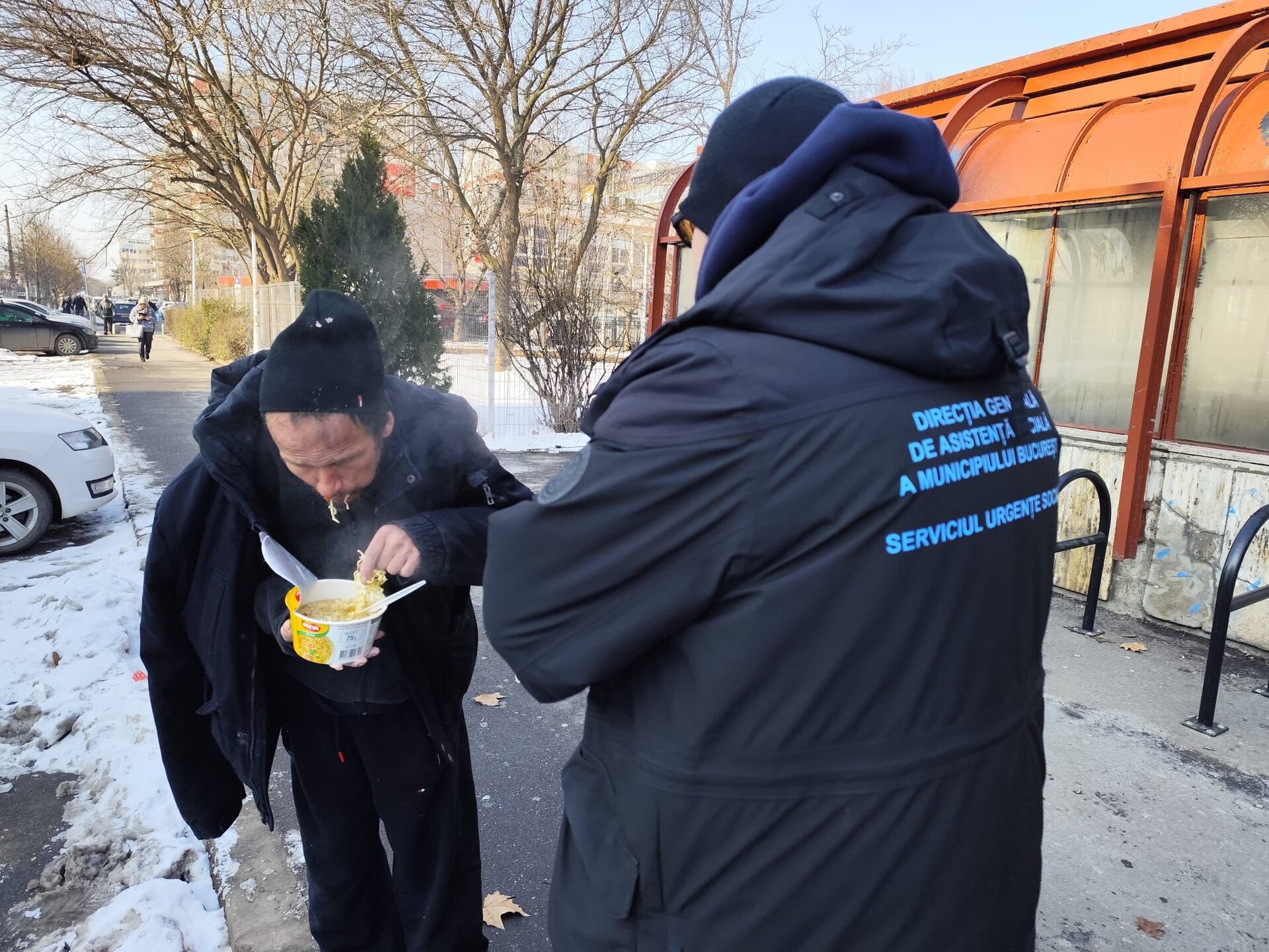 Bucureștiul, în alertă: cum protejăm persoanele fără adăpost în timpul frigului deosebit de sever Asaltat de valuri de frig extrem, Bucureștiul se confruntă în aceste zile cu temperaturi căzute sub zero, iar autoritățile locale fac apel la spiritul civic al cetățenilor pentru a sprijini persoanele fără adăpost, vulnerabile în condiții de temperaturi record