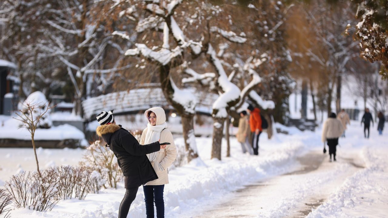 Iarna își face simțită prezența: Cod galben de ninsori în sudul și estul României Meteorologii anunță o revenire bruscă a iernii în România, cu ninsori și un vânt puternic prevăzut în sudul și estul țării începând de mâine