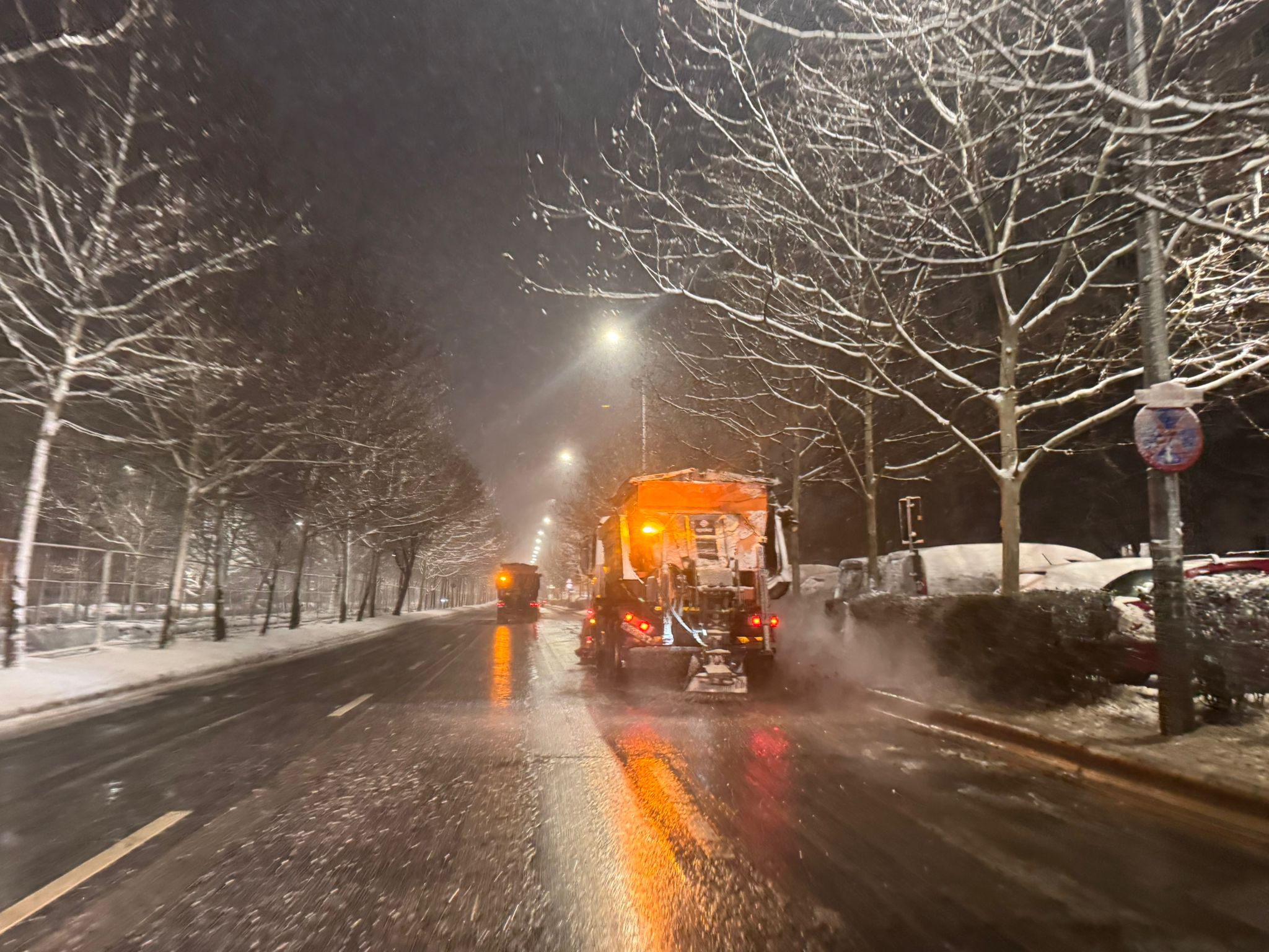 Capitala a traversat noaptea cu o echipă impresionantă de utilaje și muncitori, într-un efort concertat de a gestiona zăpada ce a acoperit străzile în ultimele ore