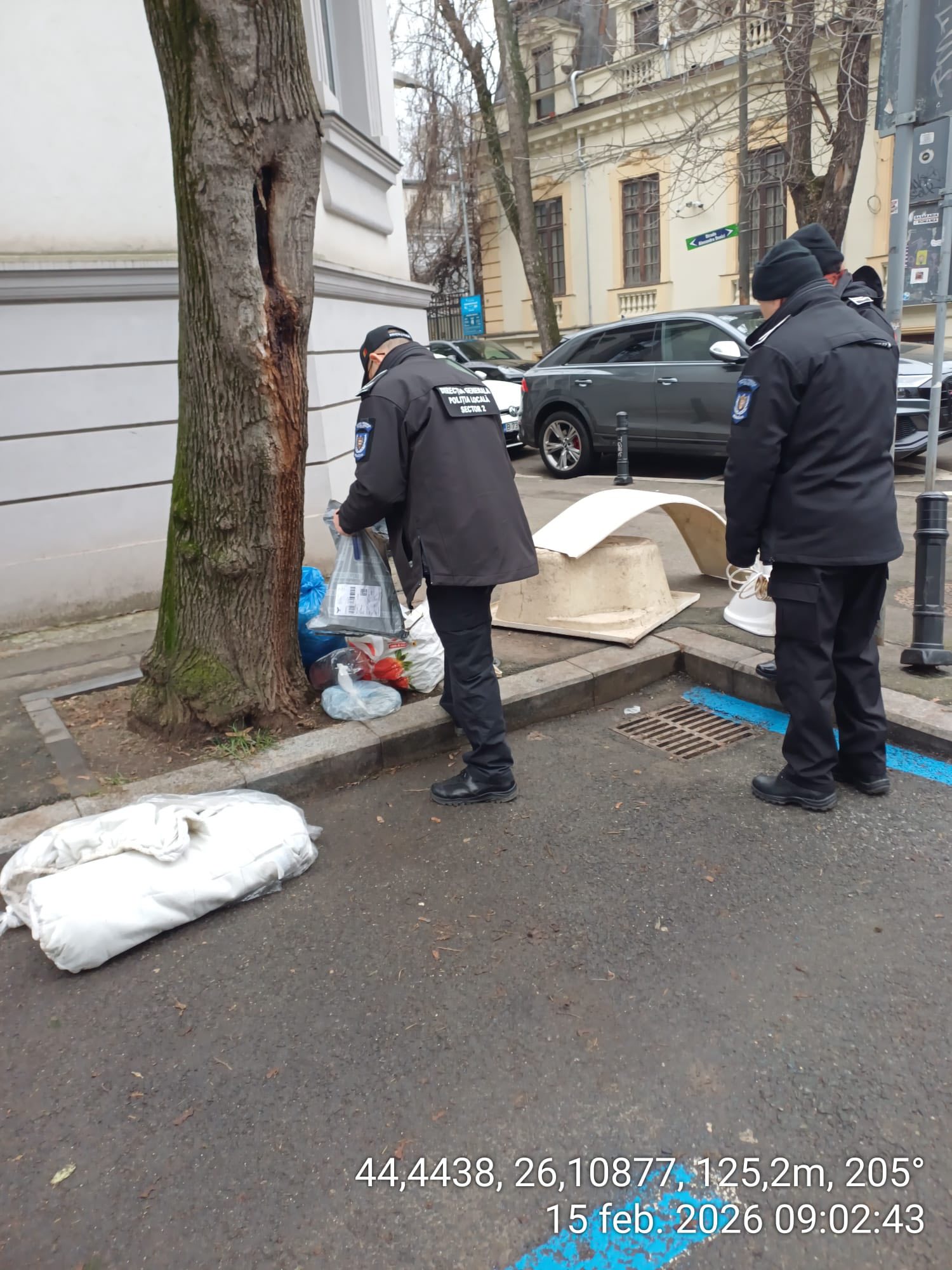 Amenzi usturătoare pentru abandonul deșeurilor în Sectorul 2 din București Poliția Locală a Sectorului 2 a impus sancțiuni consistente pentru cei care aleg să poluizeze orașul aruncând gunoaie pe domeniul public