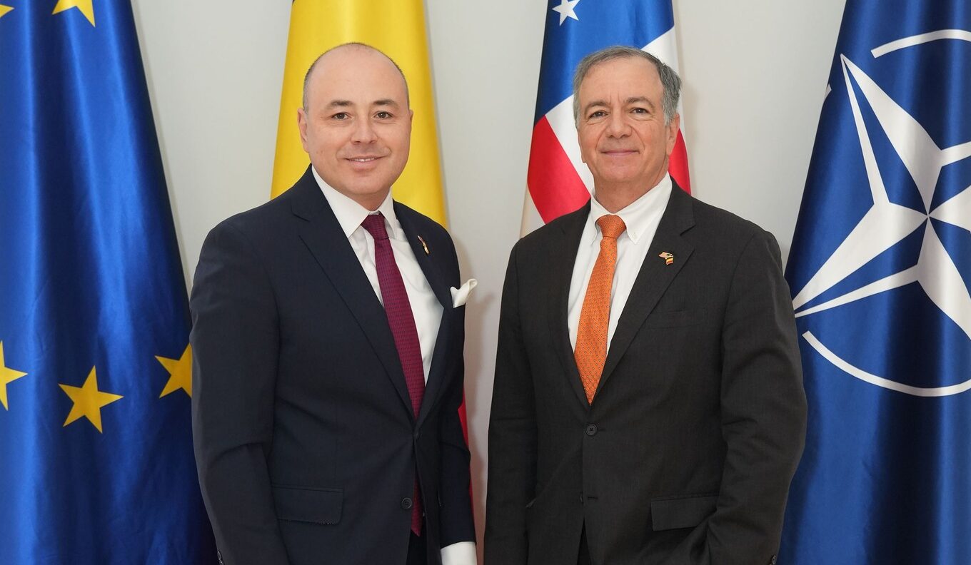 România și Statele Unite reafirmă parteneriatul strategic, angajamentul pentru stabilitate regională și cooperarea în domeniul securității Relația bilaterală dintre România și Statele Unite este consolidată și orientată spre rezultate concrete, a transmis recent ambasadorul României la Washington, Andrei Muraru, după întâlnirea cu Darryl Nirenberg, ambasadorul desemnat al SUA la București