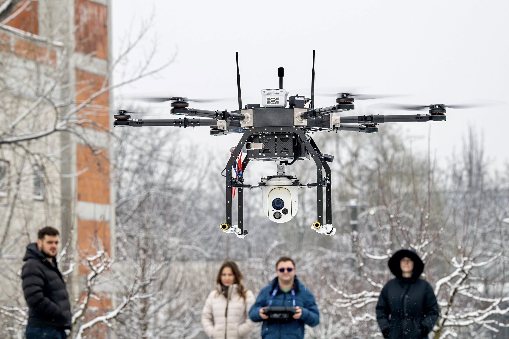 Institutul de Cercetare și Dezvoltare pentru Transporturi COMOTI, Universitatea „Angel Kanchev” din Ruse și Institutul de Cercetări pentru Exploatare și Cercetare pentru Inginerie și Automatizare (ICPE-CA) București au anunțat finalizarea fazei de dezvoltare și testare a unui sistem inovator pentru monitorizarea aerului, parte a proiectului DREAM – danube River Environmental Assessment and Monitoring