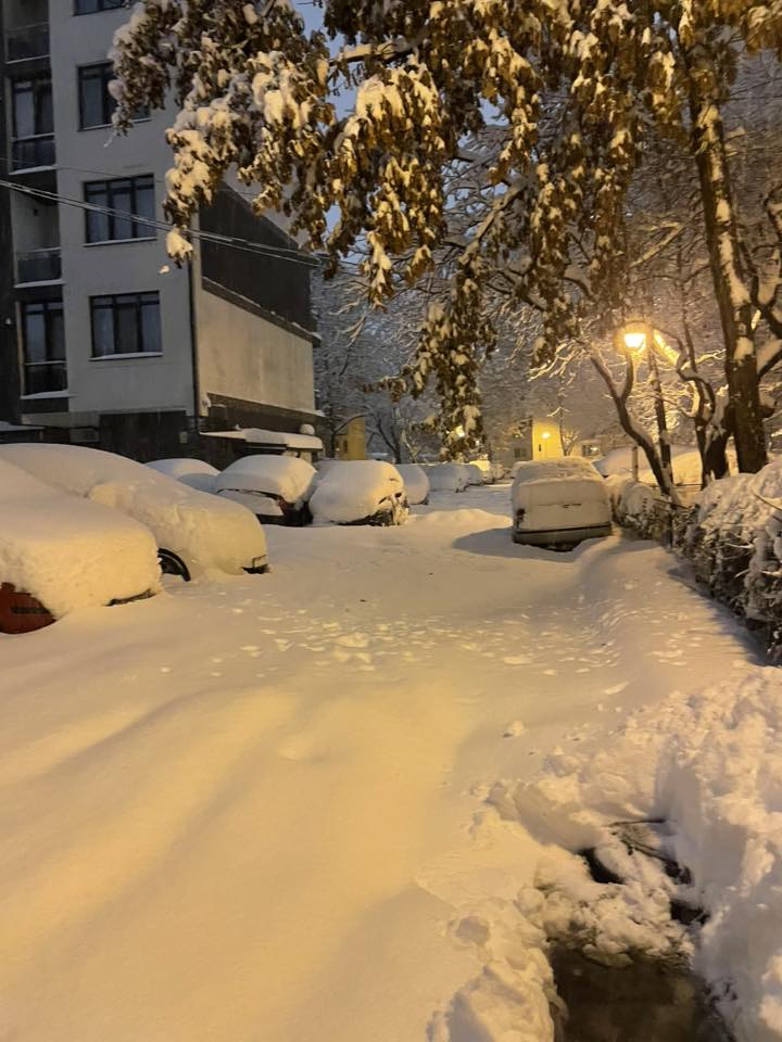 Primăria Capitalei, din nou luată prin surprindere de incendiul iernii, se confruntă cu critici dure după ce ninsorile abundente din ultimele 24 de ore au aruncat în plan secund problemele de mobilitate și intervenție pe străzile orașului