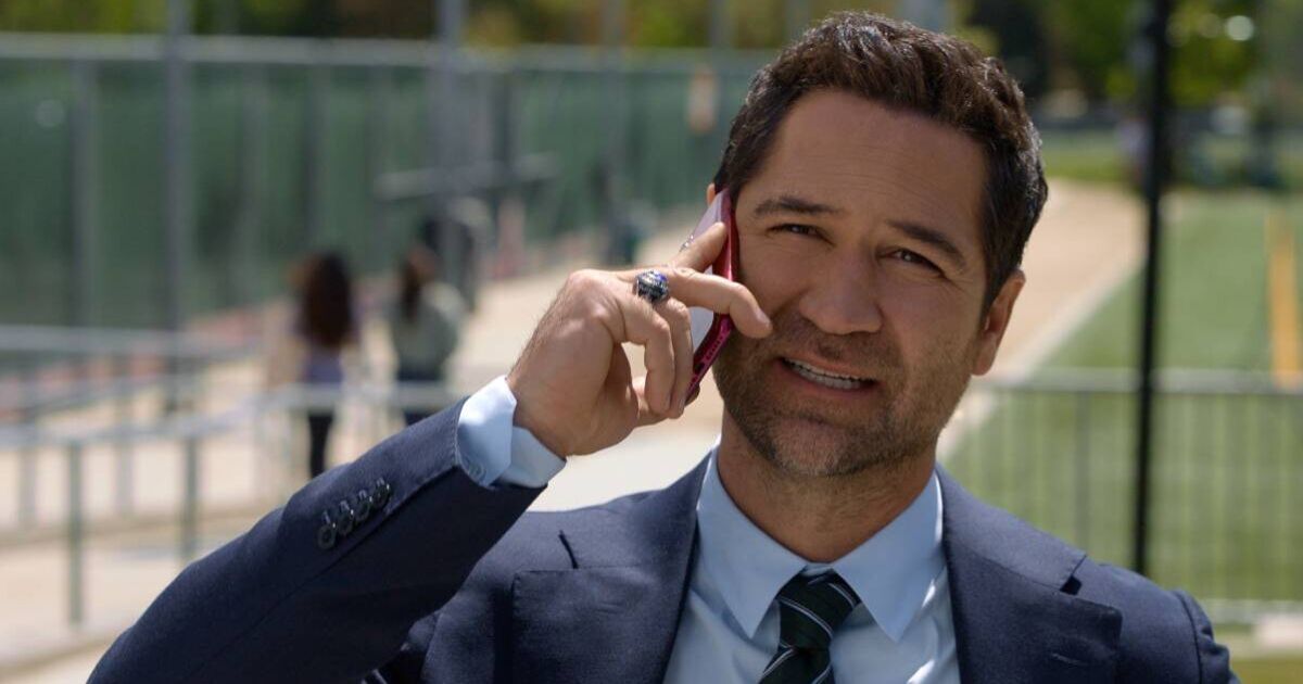 Sezonul patru din „The Lincoln Lawyer” aduce emoții și omagii Sezonul patru al atât de îndrăgitului serial „The Lincoln Lawyer” a fost lansat, iar atenția fanilor a fost captată de un mesaj emoționant dedicat memoriei lui Ken Kern, un contabil implicat în producția acestui succes Netflix