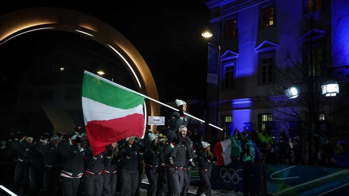 Ghali stârnește controverse în preajma Olimpiadelor Prezența rapperului milanez Ghali la ceremonia de inaugurare a Jocurilor Olimpice de la Milano Cortina a generat o serie de reacții controversate, culminând cu o declarație acerbă din partea lui Gianmarco Mazzi, subiectsecretar de stat la Ministerul Culturii, din cadrul partidului Fratelli d’Italia