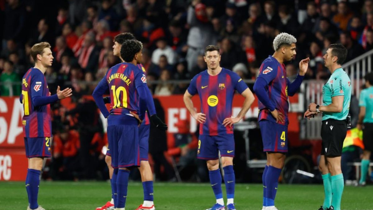 Barcelona, într-o criză profundă: cinci zile de eșecuri consecutive FC Barcelona traversează o perioadă extrem de dificilă, cu rezultatele înregistrate în ultima săptămână aducând îngrijorări serioase fanilor