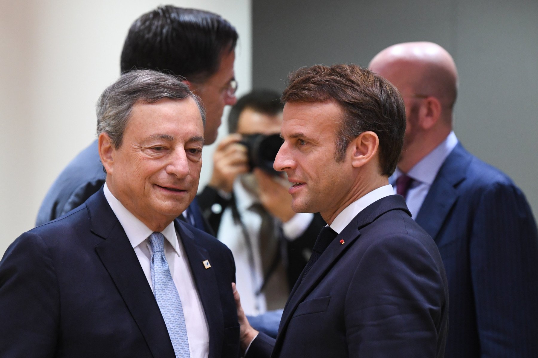 Mario Draghi avertizează asupra acutizării problemelor economice în Uniunea Europeană Fostul premier italian și președinte al Băncii Centrale Europene, Mario Draghi, a tras un semnal de alarmă cu privire la deteriorarea accentuată a mediului economic european, aducând în discuție necesitatea unor măsuri urgente pentru redresare și stabilizare