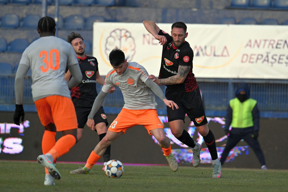Csikszereda învinge Metaloglobus și ia o opțiune în lupta pentru salvare Într-o atmosferă mai degrabă de subsol al clasamentului, echipa Csikszereda a învins Metaloglobus cu 1-0, grație reușitei lui Efraim Bodo, în prima partidă a zilei de miercuri din Superligă
