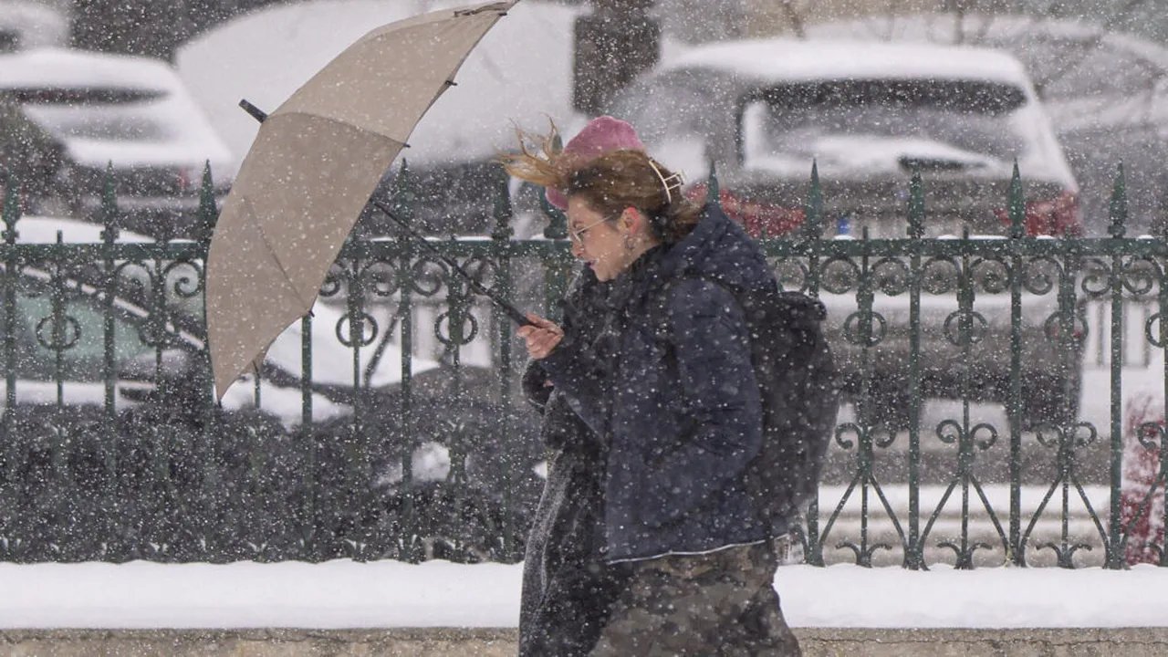 În contextul avertizărilor meteo de cod portocaliu de ninsoare și viscol, autoritățile din București și județul Ilfov au activat măsuri speciale pentru gestionarea situațiilor de urgență, semnalând o pregătire intensificată pentru zilele care urmează