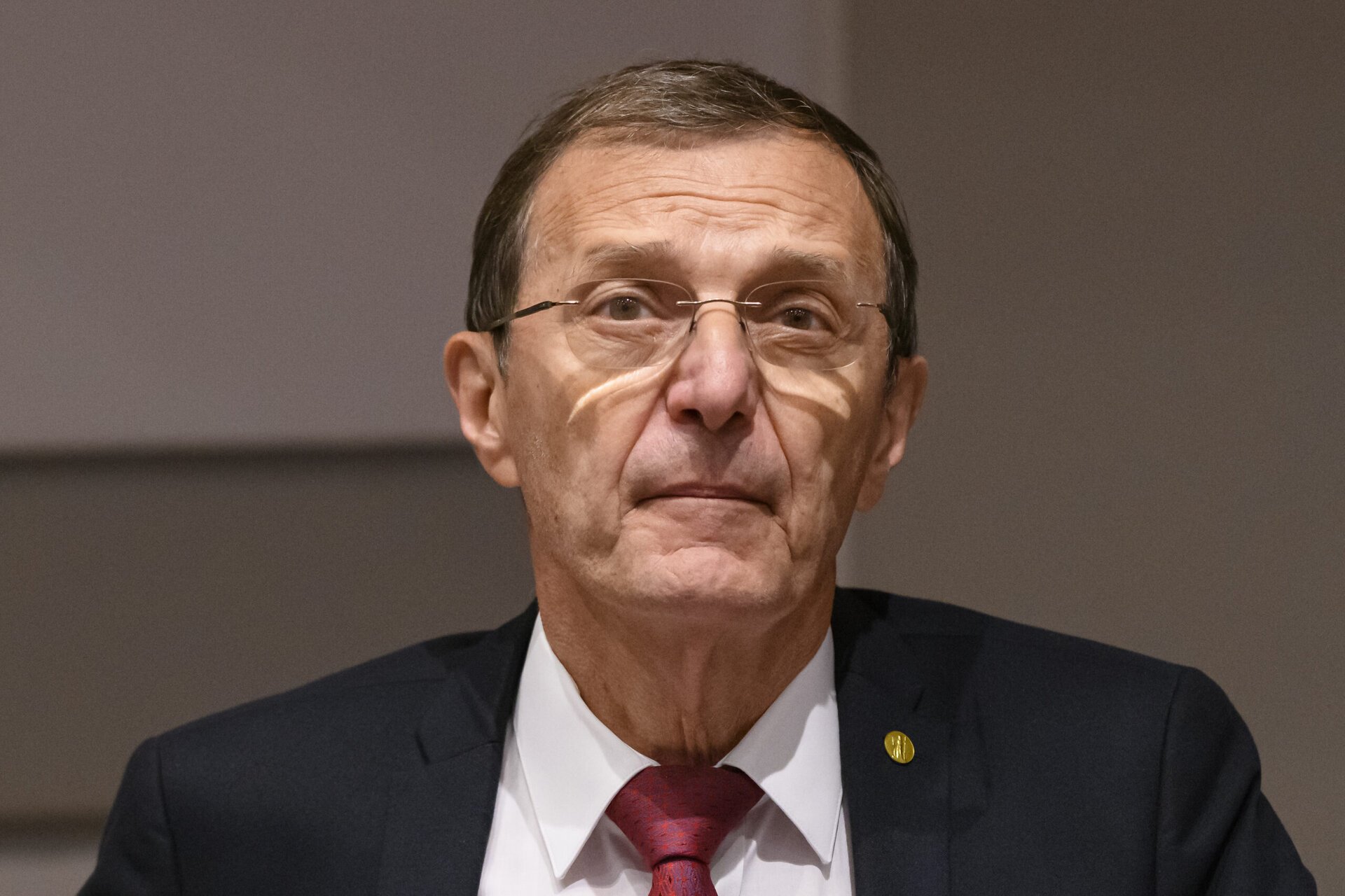 Reacție oficială a Academiei Române după acuzațiile senatorului USR privind modificarea statutului instituției Controversa avut loc în spațiul public după apariția unui proiect de lege aflat în circuitul senatorial, care, potrivit unor afirmații recente, ar pune în pericol patrimoniul și autonomia Academiei Române