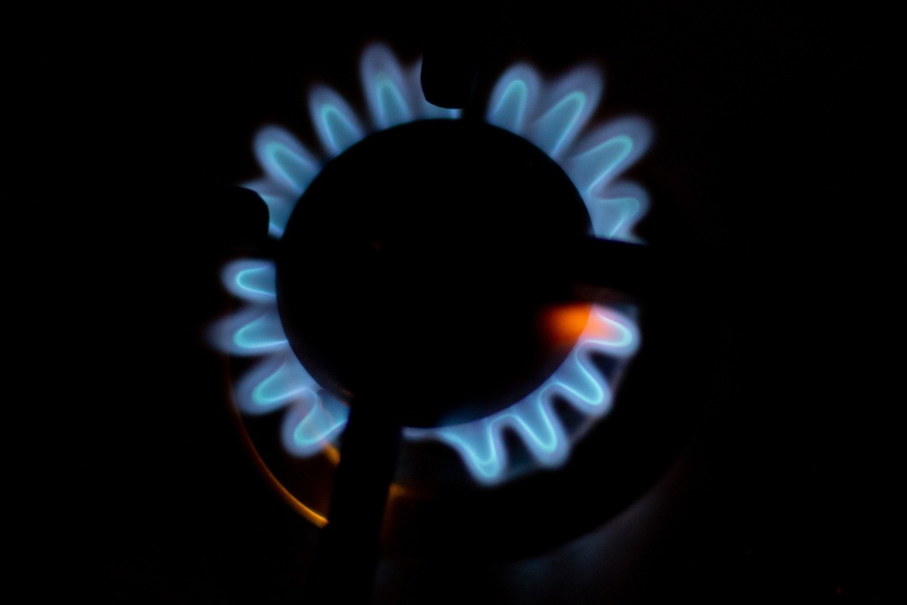 România adoptă o politică echilibrată pentru piața de gaz: protecție pentru consumatori și sprijin pentru mediul de afaceri Ministerul Energiei a anunțat recent un pas strategic menit să stabilizeze prețurile la gazul natural și să asigure competitivitatea mediului privat, într-un context economic tensionat și de volatilitate a pieței energetice globale