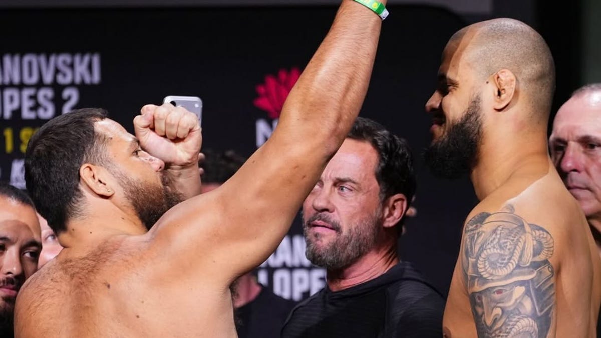 Fight Night în Sydney: Fail al lui Tuivasa în fața lui Teixeira la UFC 325 Tai Tuivasa a suferit o nouă înfrângere pe parcursul galei UFC 325, desfășurată sâmbătă seara la Qudos Bank Arena din Sydney, când a fost învins de brazilianul Tallison Teixeira