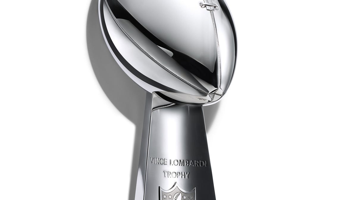 Super Bowl LX: Trofeul Vince Lombardi și Istoria sa Fascinantă Super Bowl LX, programat pentru duminică, 8 februarie, în Santa Clara, California, promite să aducă o competiție captivantă, dar și o privire asupra trofeului care simbolizează excelența în fotbalul american: trofeul Vince Lombardi