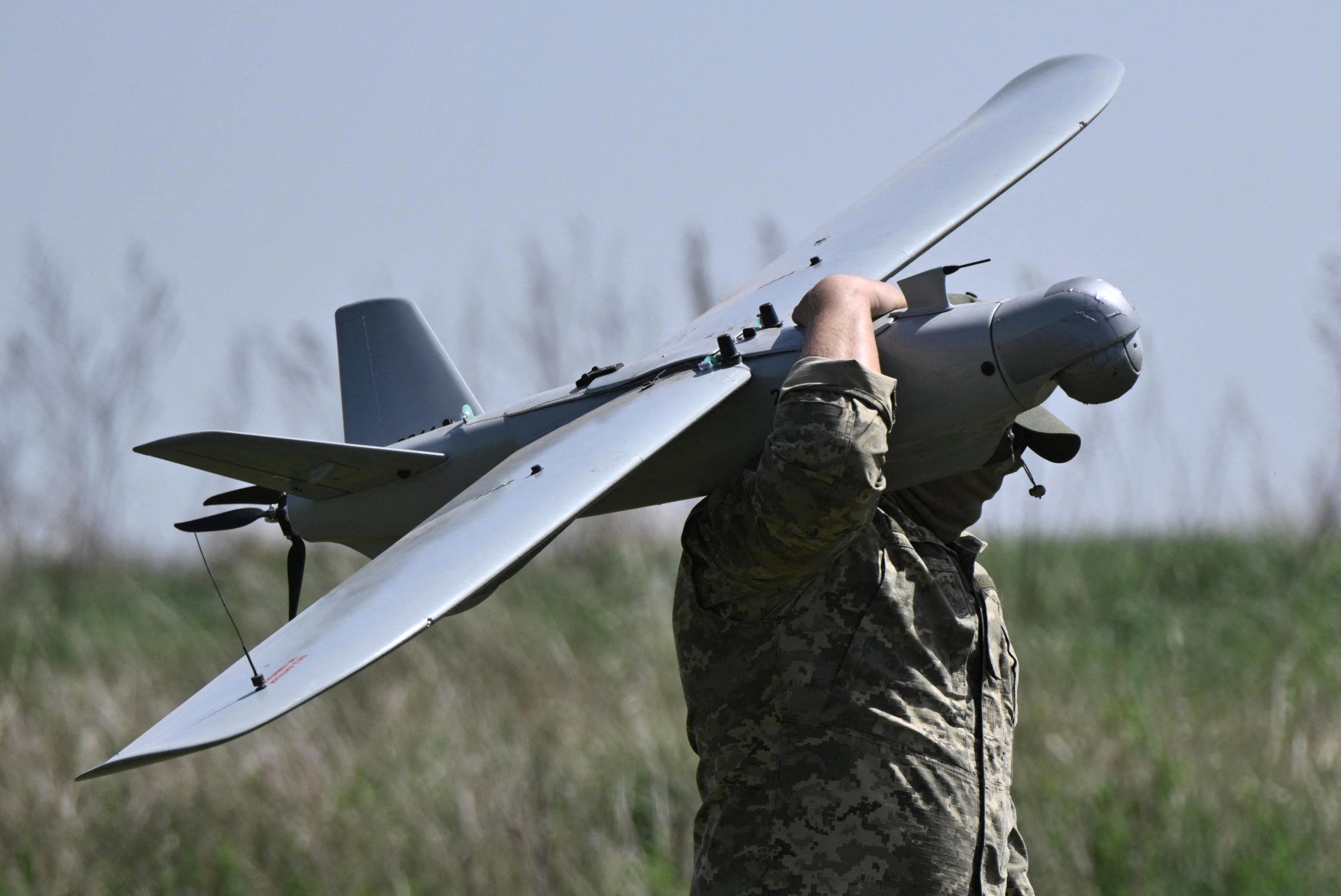 Primele drone ucrainene fabricate în Germania vor fi operaționale până în februarie Ucraina se pregătește să își întărească semnificativ capabilitățile militare în războiul cu Rusia, odată cu finalizarea producției și operabilitatea primelor drone de fabricație germană