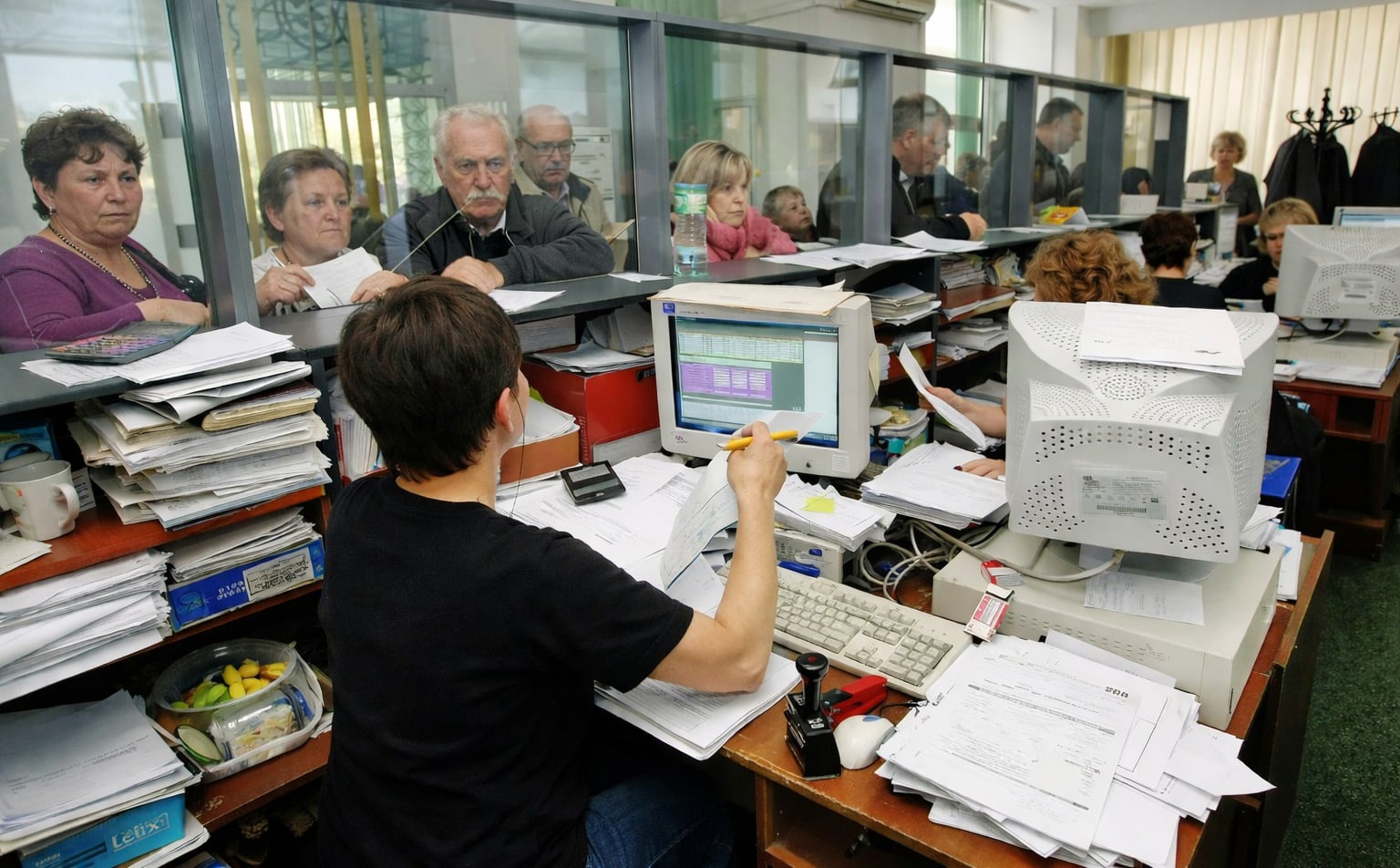 România rămâne în urmă în adoptarea pe scară largă a inteligenței artificiale în sectorul public, chiar dacă alte state europene și globale fac pași importanți spre integrarea acestor tehnologii în activitatea de zi cu zi