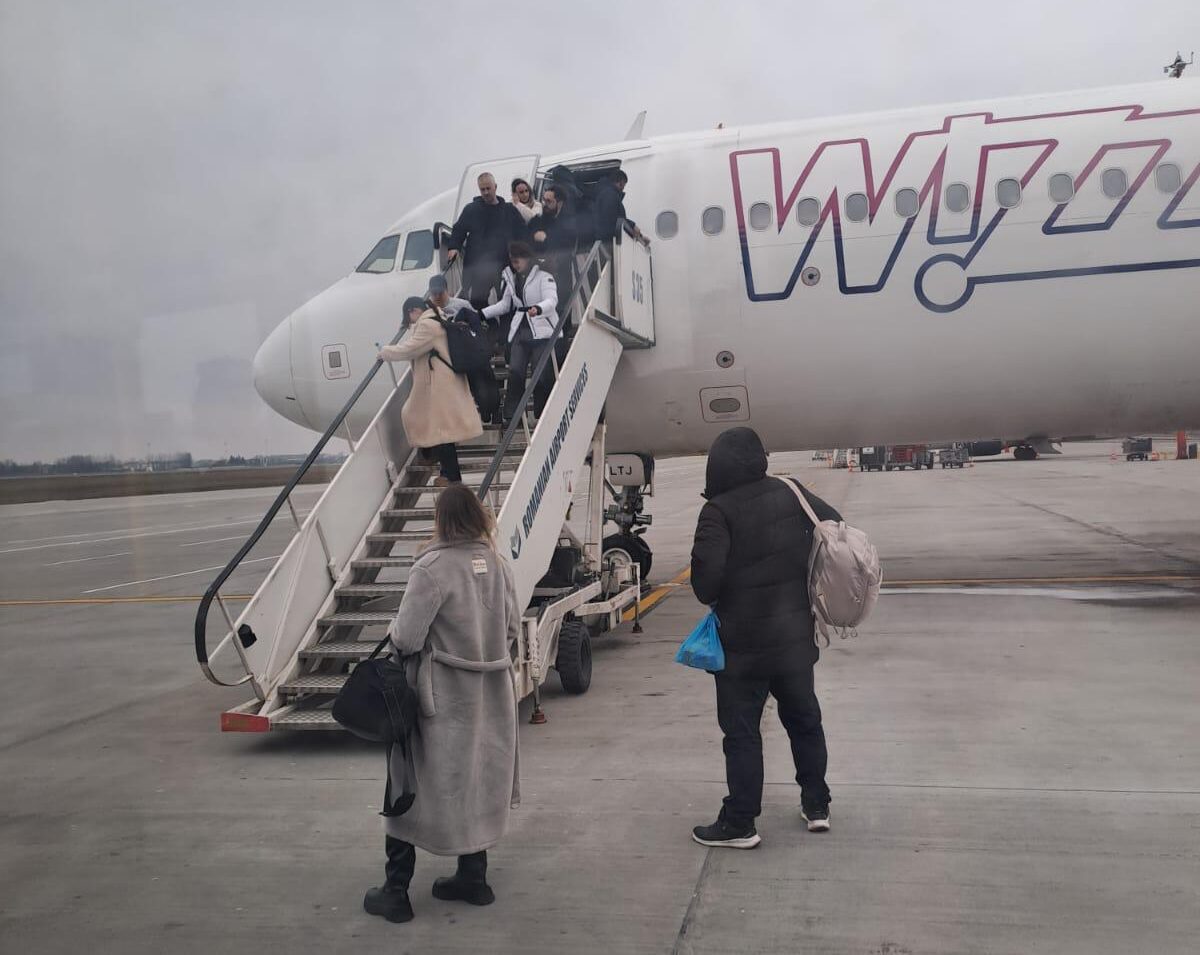 Un incident surprinzător a avut loc pe aeroportul din București, unde un pasager al cursei WizzAir spre Madrid a dezvăluit circumstanțele neobișnuite și tensionate ale unei operațiuni de zbor aproape anulate