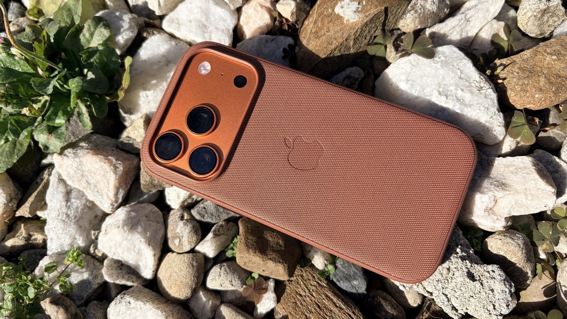 Piața globală de smartphone-uri a intrat în 2025 cu o dinamică diferită față de anii precedenți: nu ne confruntăm cu o explozie de creștere, ci cu o evoluție moderată, semnul clar că utilizatorii sunt mai atenți și mai selectivi în alegerile lor