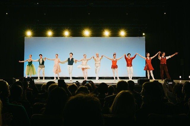 Seară memorabilă pentru iubitorii de balet în București: Aproximativ 4.000 de spectatori au umplut Sala Palatului, miercuri seară, pentru a asista la Gala Internațională de Balet „Balanchine’s Legacy”, un eveniment de excepție dedicat creației maestrului George Balanchine, unul dintre cei mai influenți coregrafi ai secolului XX