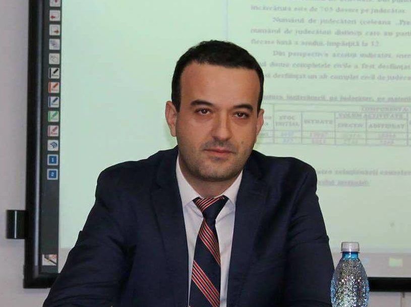 Scandal la Tribunalul Vâlcea: înregistrări compromițătoare și acuzații de comportament neadecvat ale judecătorului Bogdan Mateescu Un nou episod din scandalul aflat pe ordinea zilei la Tribunalul Vâlcea îngrijorează sistemul judiciar românesc, după ce au fost făcute publice două înregistrări care îl implică direct pe judecătorul Bogdan Mateescu