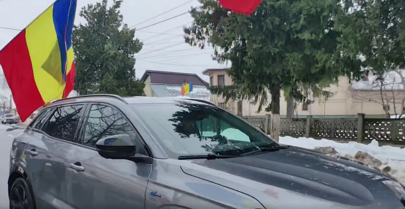 Călin Georgescu, fost candidat la alegerile prezidențiale din 2024, a fost invitat marți, 24 februarie, la sediul Poliției Buftea, unde a ajuns într-un autoturism de ultimă generație, estimat la aproximativ 30.000 de euro, cu un șofer privat