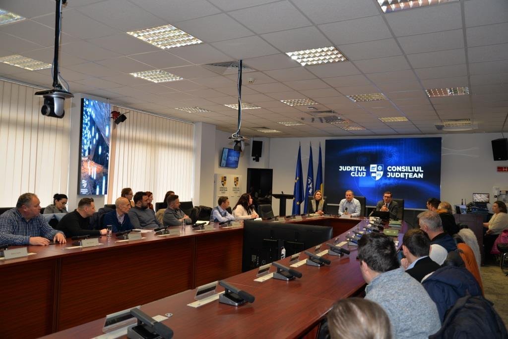 Primăriile din județul Cluj, inclusiv orașul Huedin, vor fi integrate în platforma digitală Ghișeul Unic, într-un efort de modernizare și simplificare a serviciilor administrative