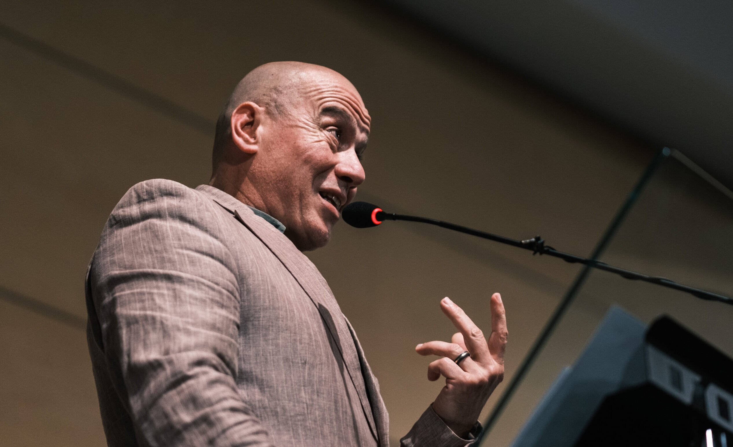 AUR lansează acuzări dure împotriva ministrului Culturii, András Demeter, într-o moțiune surprinzătoare în Senat Uniunea Salvați România (AUR), partidul cunoscut pentru pozițiile sale extremiste și retorica contestatară, a depus miercuri în plenul Senatului o moțiune simplă împotriva ministrului Culturii, András Demeter