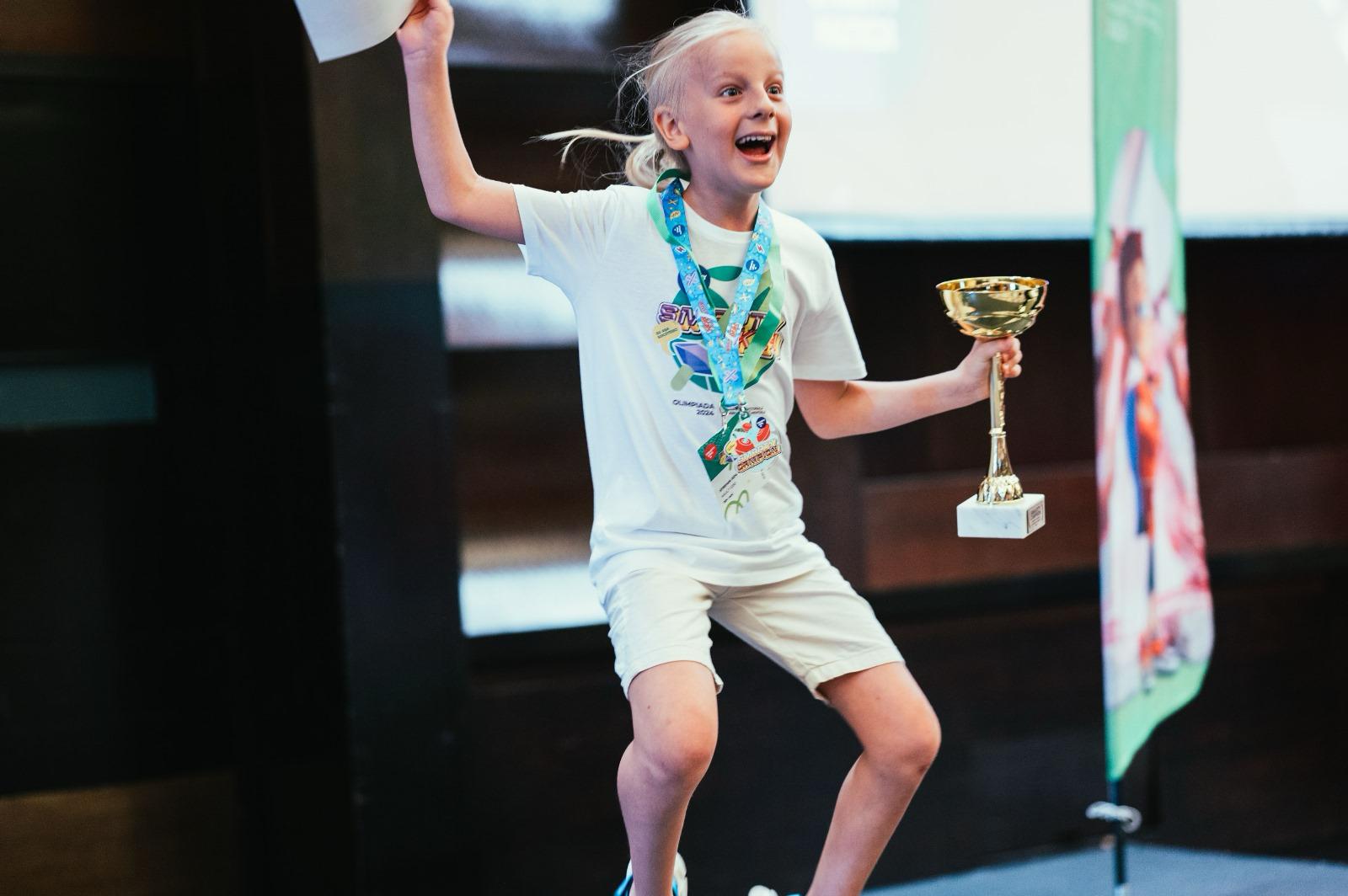 Elevul din Caracal, Eduard Florin Ștefan, a obținut o performanță remarcabilă în competițiile internaționale de matematică, devenind din nou protagonistul unei reușite de excepție