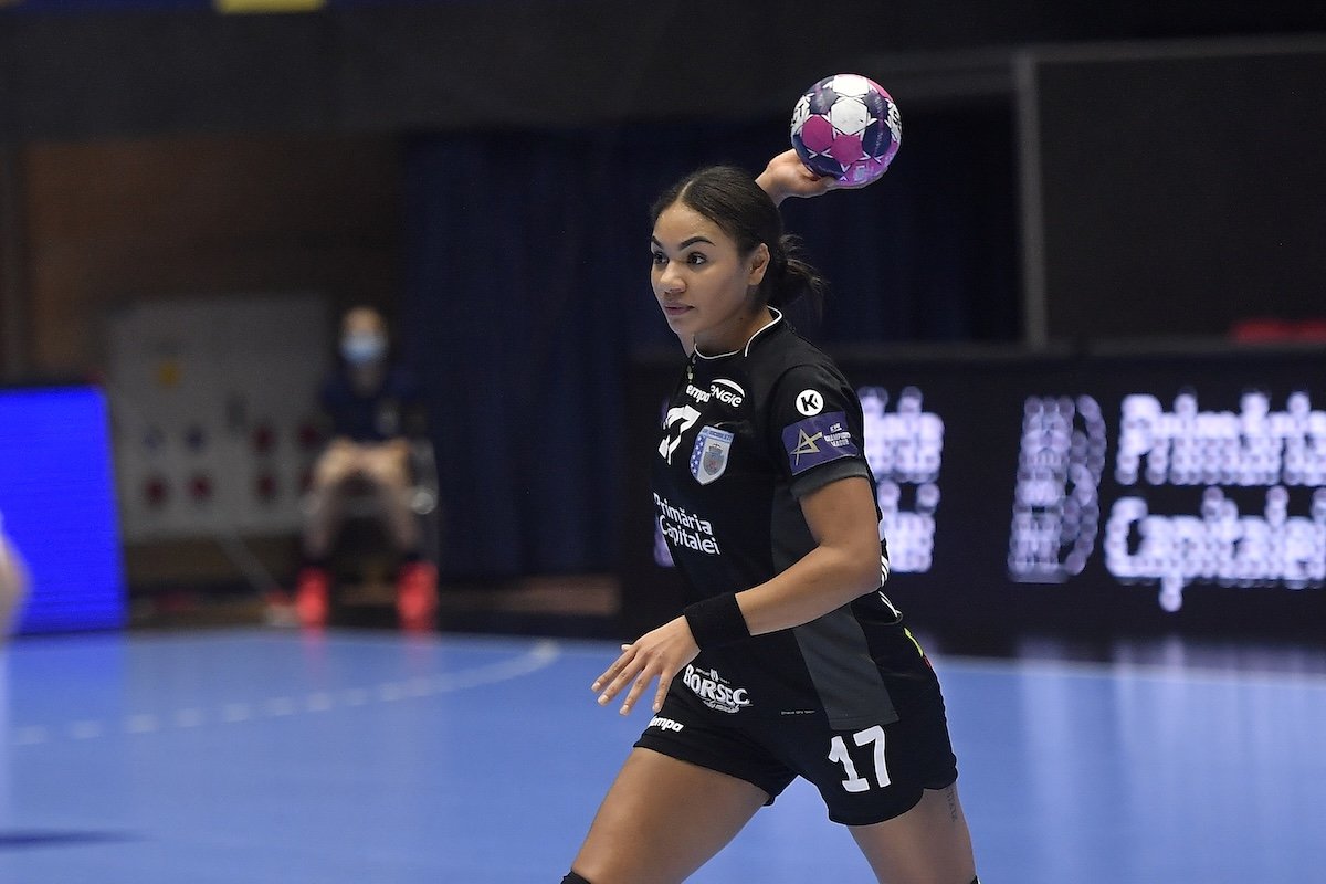 Elizabeth Omoregie, una dintre cele mai valoroase jucătoare ale echipei de handbal CSM București, își anunță plecarea spre rivala Ferencváros din Budapesta, după opt ani petrecuți în capitala României