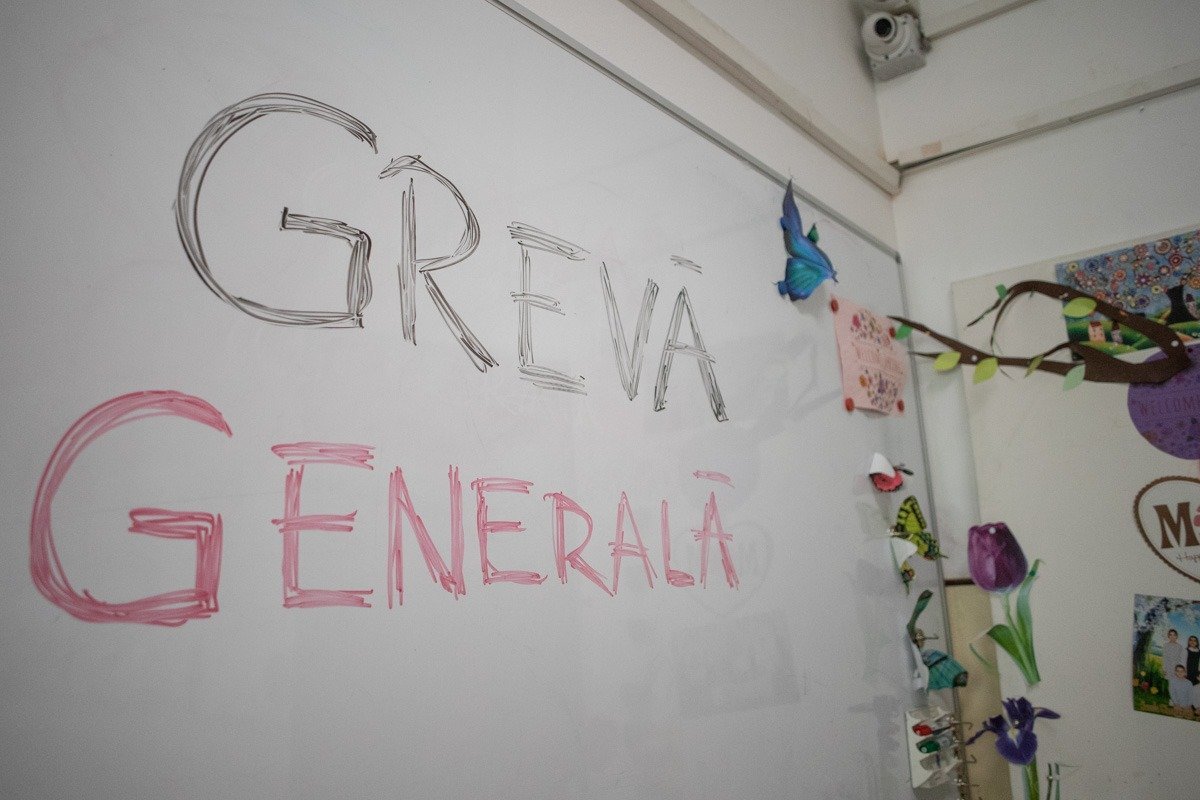 Profesorii din învățământul românesc, pregătiți pentru acțiuni de protest masive Un nou semnal de alarmă vine dinspre sistemul de educație românesc, unde o majoritate semnificativă a cadrelor didactice indică disponibilitatea de a se alătura unui protest de amploare