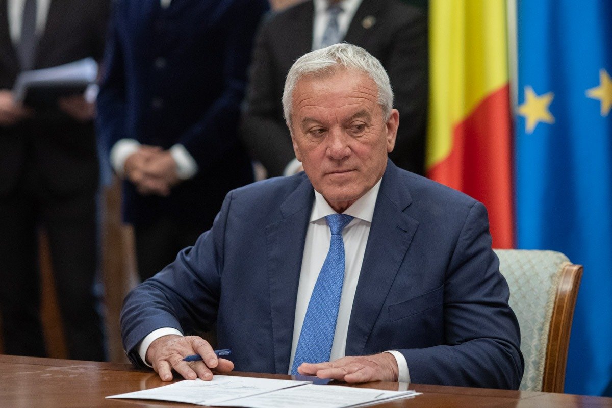Primarul PSD al Buzăului acuză „jocuri periculoase” în cadrul guvernamentale, susținând că mișcări strategice vizând destabilizarea partidului sunt coordonate de lideri precum Sorin Grindeanu Tensiuni în interiorul PSD după amenințările cu ieșirea de la guvernare În ultimele zile, scena politicii românești a fost zguduită de declarații care au readus în discuție perioada agitată a guvernării PSD și luptele interne pentru control și influență