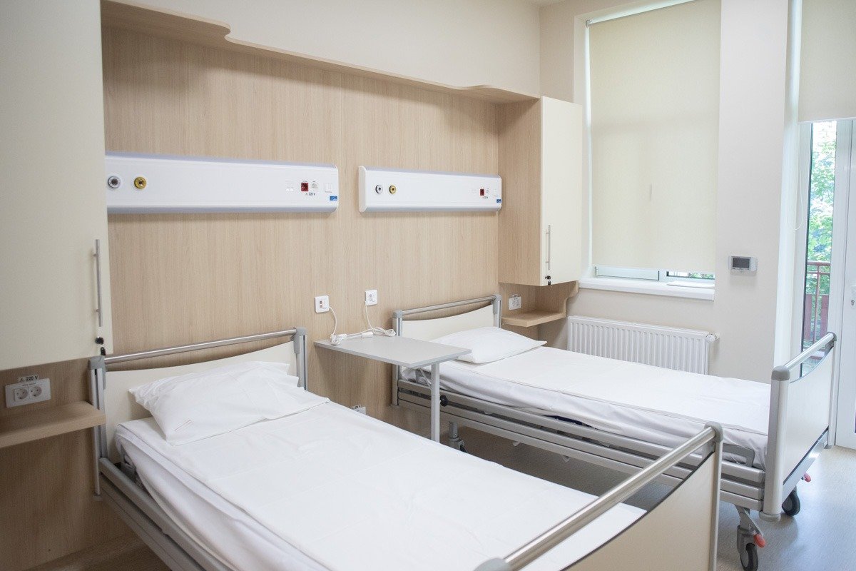 Un pacient al Spitalului Clinic Județean de Urgență (SCJU) Arad a făcut recent un gest simbolic, însă plin de semnificație, care a atras atenția asupra condițiilor din sistemul medical public din județ