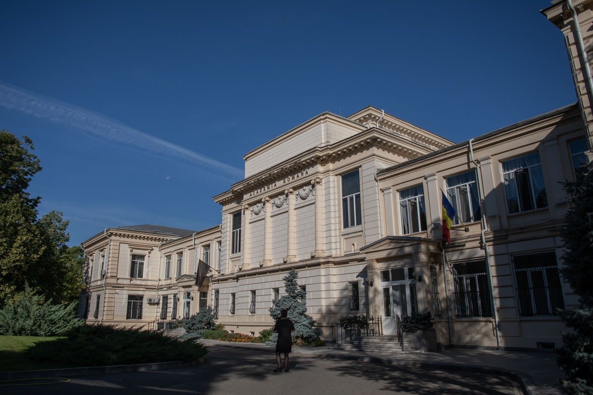 Senatorul USR Pălărie acuză modificări ale Legii Academiei pentru acoperirea faptelor penale și dezvăluie că 20 de clădiri au fost date în administrare pe 25 de ani