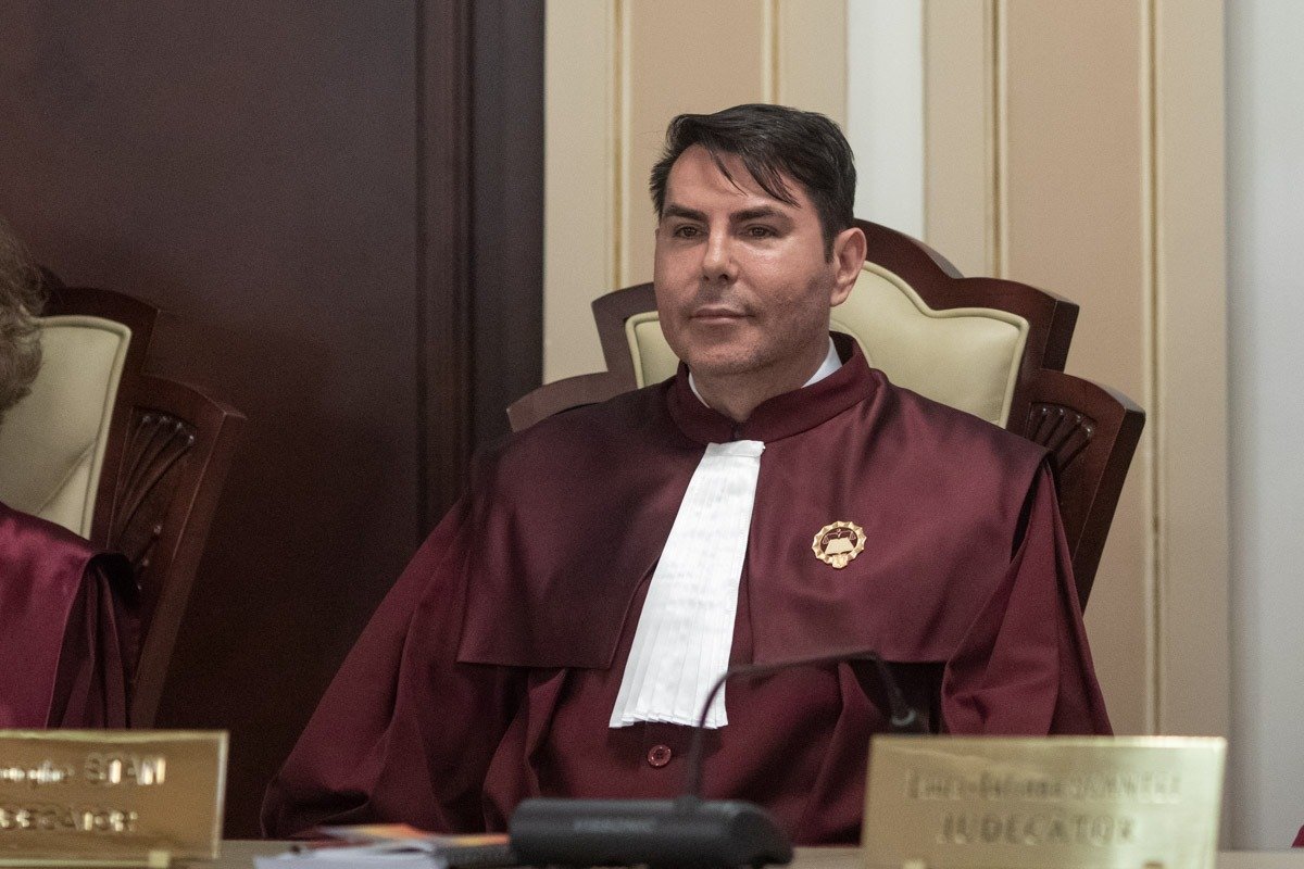 Judecătorul constituțional Gheorghe Stan a făcut o mișcare surprinzătoare înainte de anunțarea deciziei Curții Constituționale privind pensiile speciale ale magistraților, depunând o solicitare pentru sesizarea cu o întrebare preliminară către Curtea de Justiție a Uniunii Europene (CJUE)