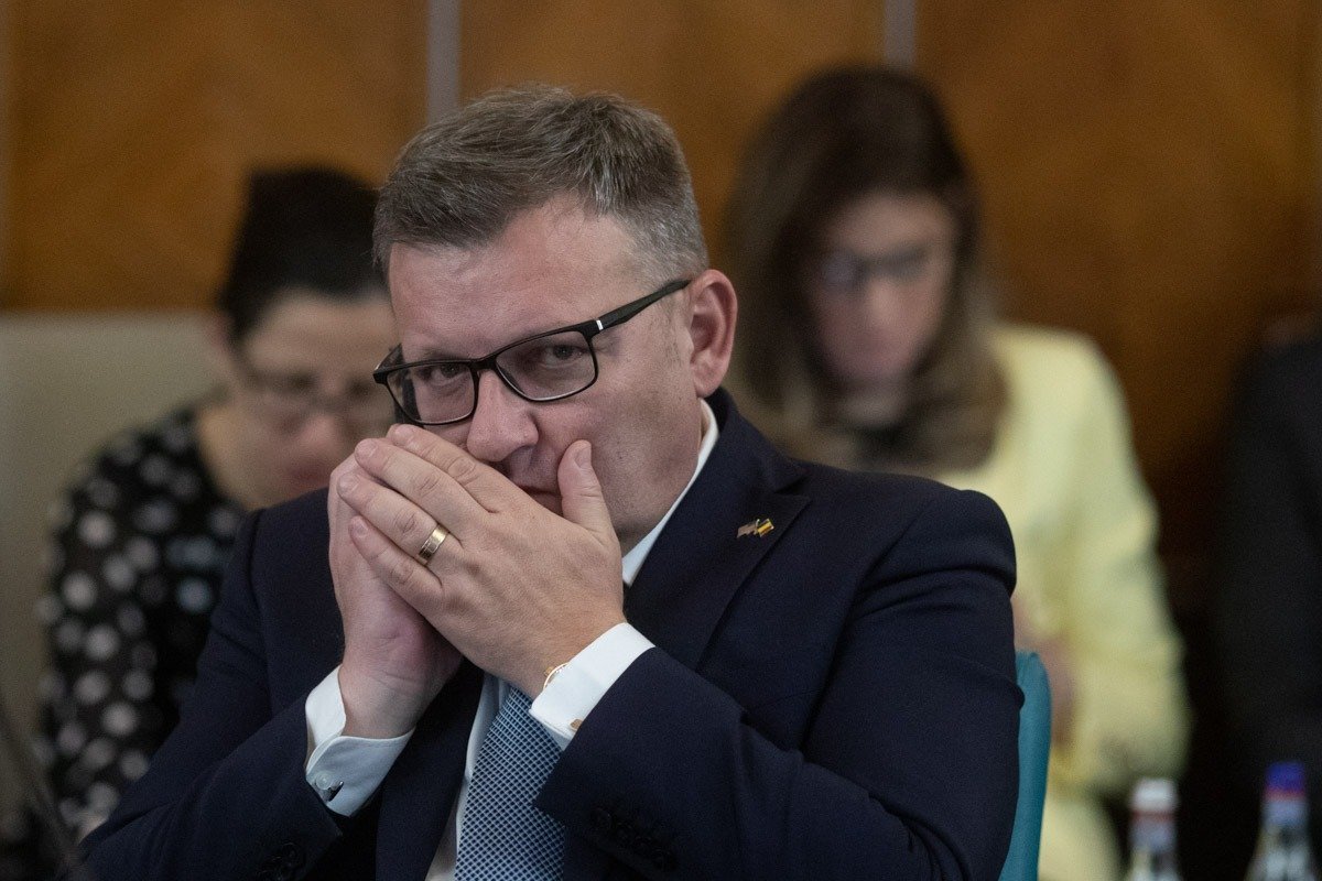 Tensiunile politice din România revin în prim-planul scenei publice, odată cu reaprinderea ofensivelor PSD la adresa Cabinetului Bolojan