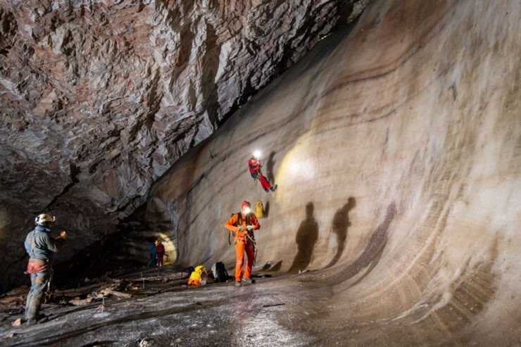 Descoperire revoluționară în peștera Scărișoara: bacterii vechi de mii de ani rezistente la antibiotice moderne În centrul Munților Apuseni, pe teritoriul României, se află o perla a speologiei și a cercetării microbiologice – Peștera Scărișoara