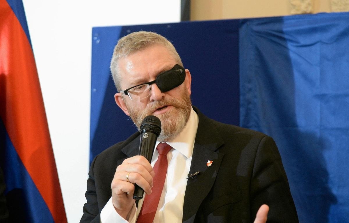 Confederația Coroanei Poloneze, un nou actor pe scena politică a Poloniei cu ambiții de a remodela peisajul electoral, pare să devină o forță de neoprit