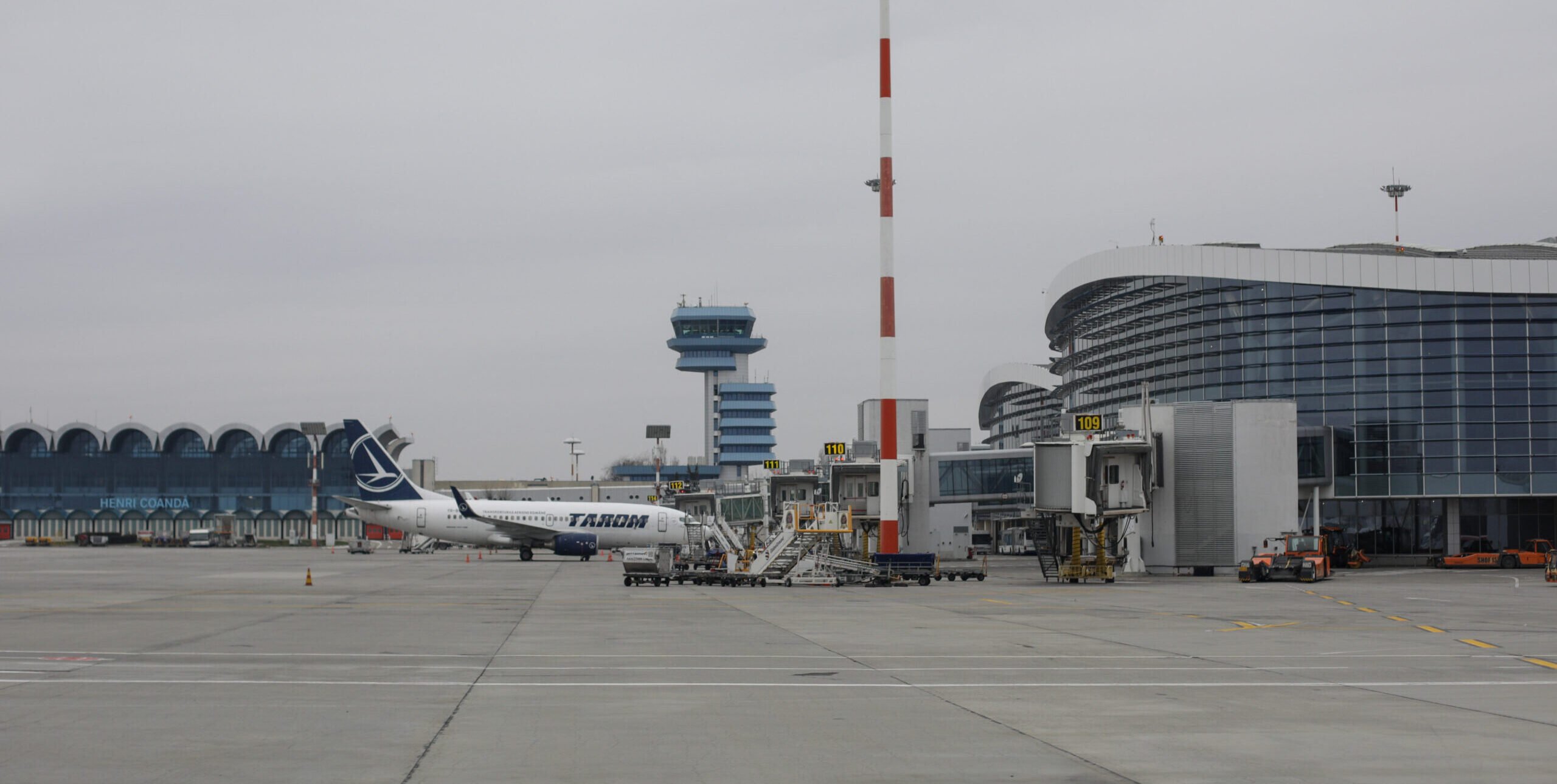 Aeroportul Otopeni își modernizează turnul de control cu noi proceduri digitale Lucrurile în domeniul aviației din România încep să se alinieze mai strâns la standardele europene, odată cu implementarea, de la data de 10 februarie, a unor proceduri avansate la turnul de control al aeroportului „Henri Coandă” din Otopeni