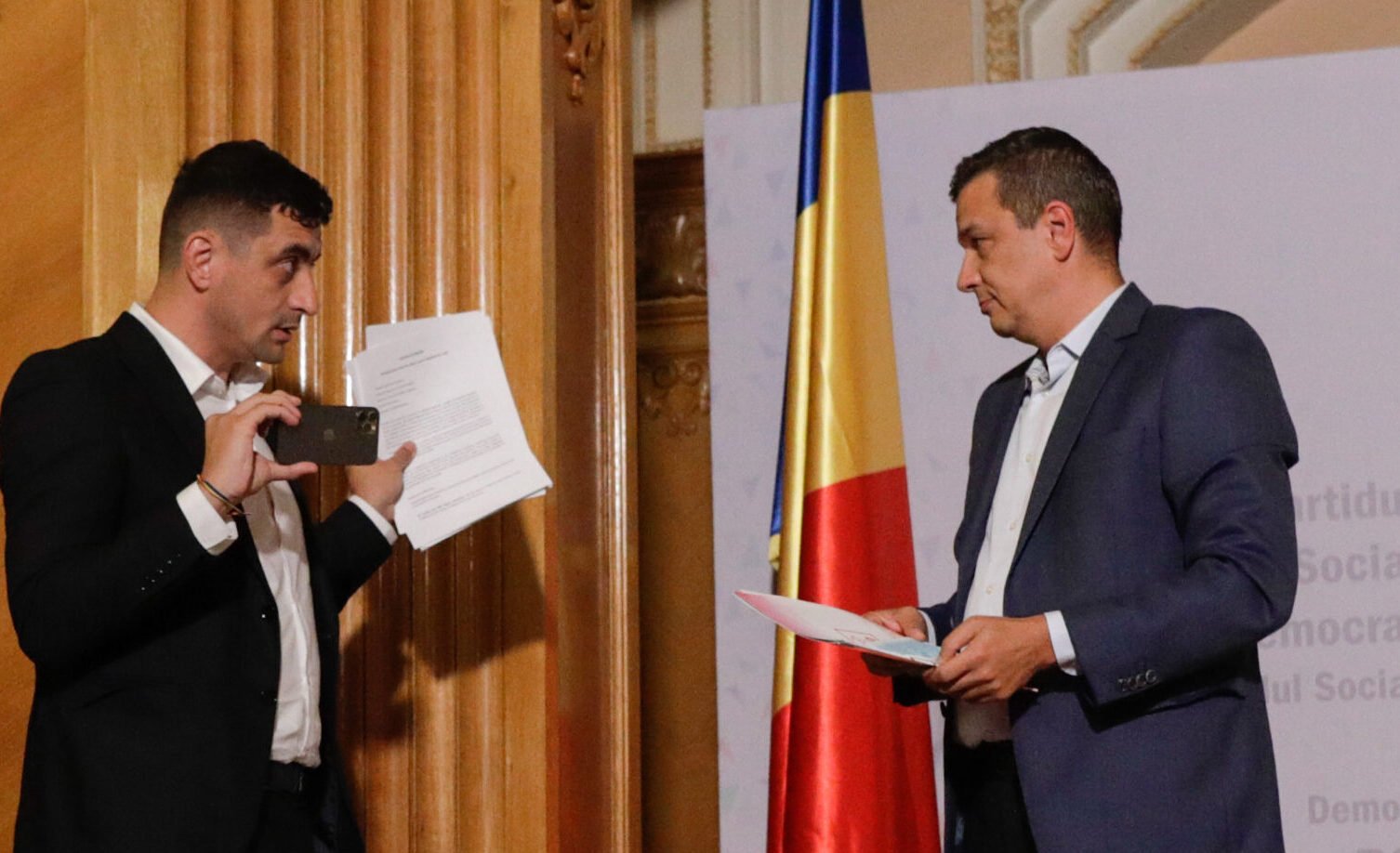 Sorin Grindeanu: PSD nu va face alianță cu AUR și va recăpăta votanții atrasi de George Simion Liderul PSD, Sorin Grindeanu, a afirmat recent, într-un interviu acordat G4Media.ro, că social-democrații nu vor opta pentru o colaborare cu formațiunea AUR, condusă de George Simion, clarificând astfel poziția partidului în contextul actual al scenei politice românești