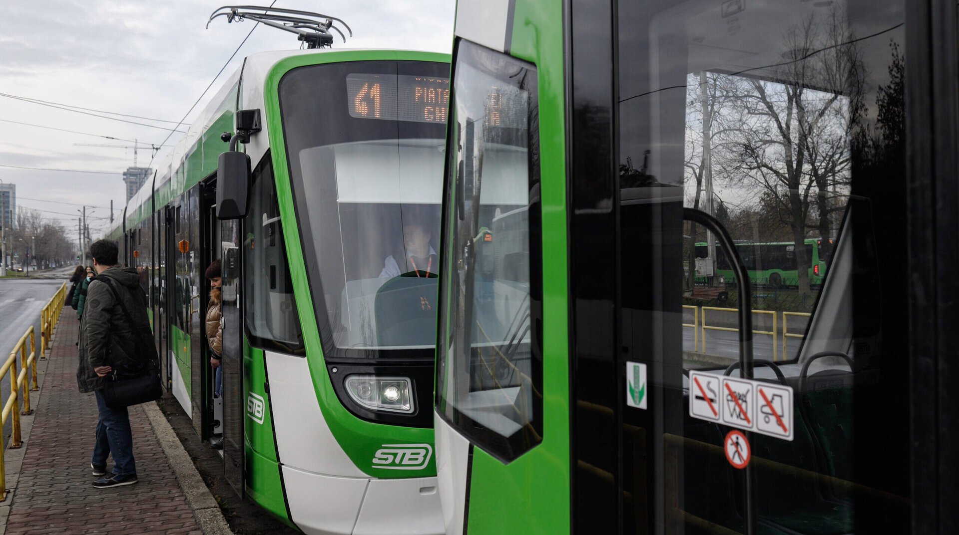 Primăria Municipiului București a infirmat rapid zvonurile referitoare la posibile modificări ale sistemului de transport în comun pentru pensionari, după ce unele publicații au sugerat că noul primar Ciprian Ciucu ar putea analiza renunțarea la gratuități