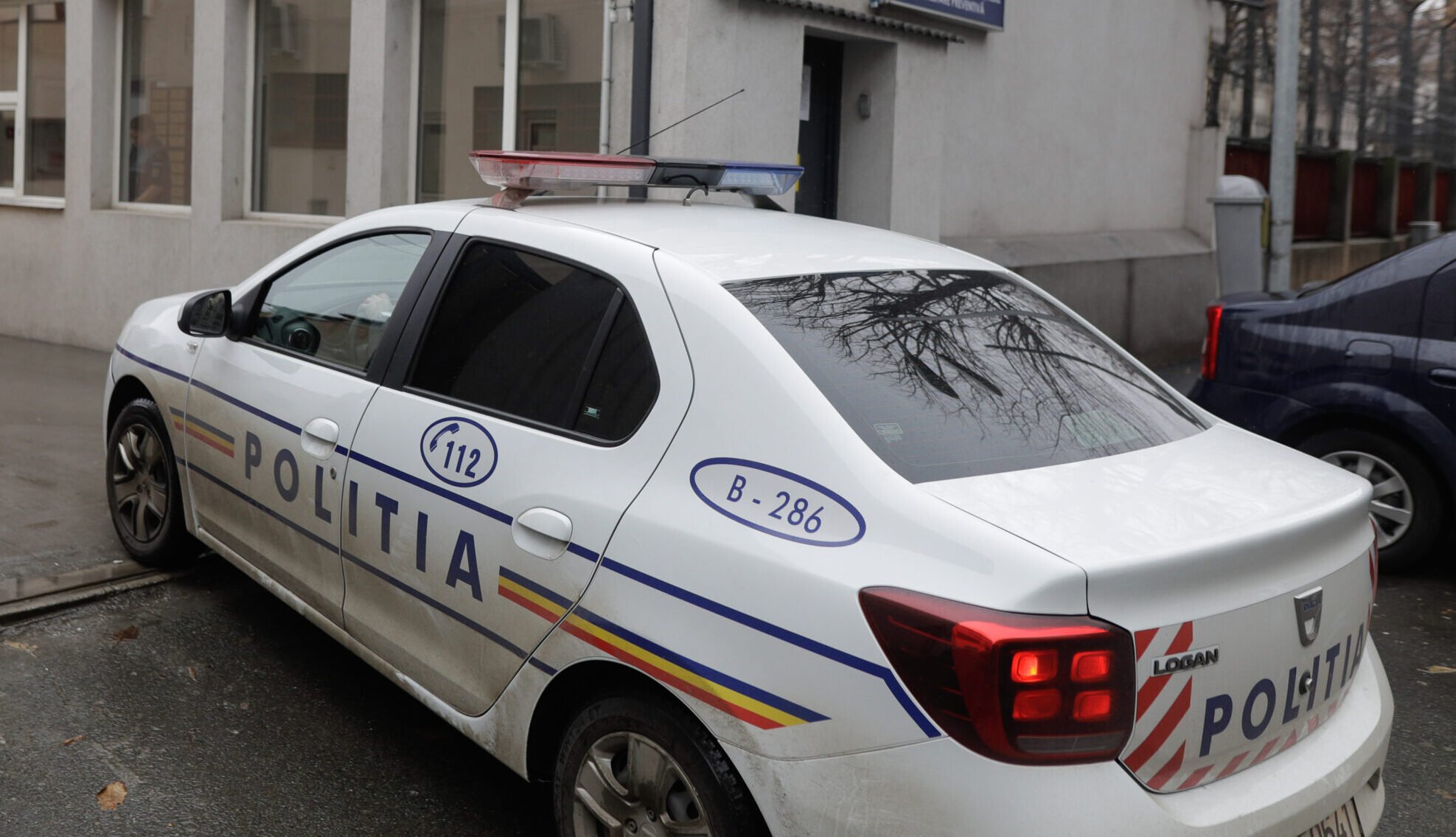 O femeie din București a fost pusă sub cercetare pentru înșelăciune, fals în înscrisuri și inducerea în eroare a organelor judiciare, după ce ar fi încasat aproximativ 40.000 de euro de la mai mulți clienți, promițând vacanțe inexistente